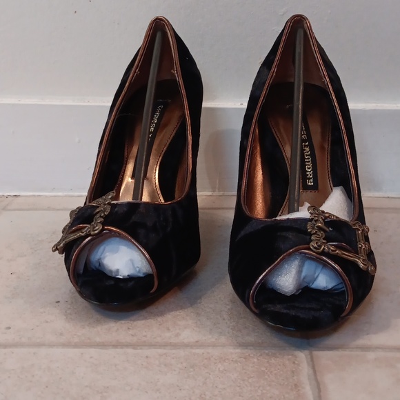 NIB Chinese Laundry black velvet gold heels 8 vintage-style buckle Jolin - Picture 2 of 10
